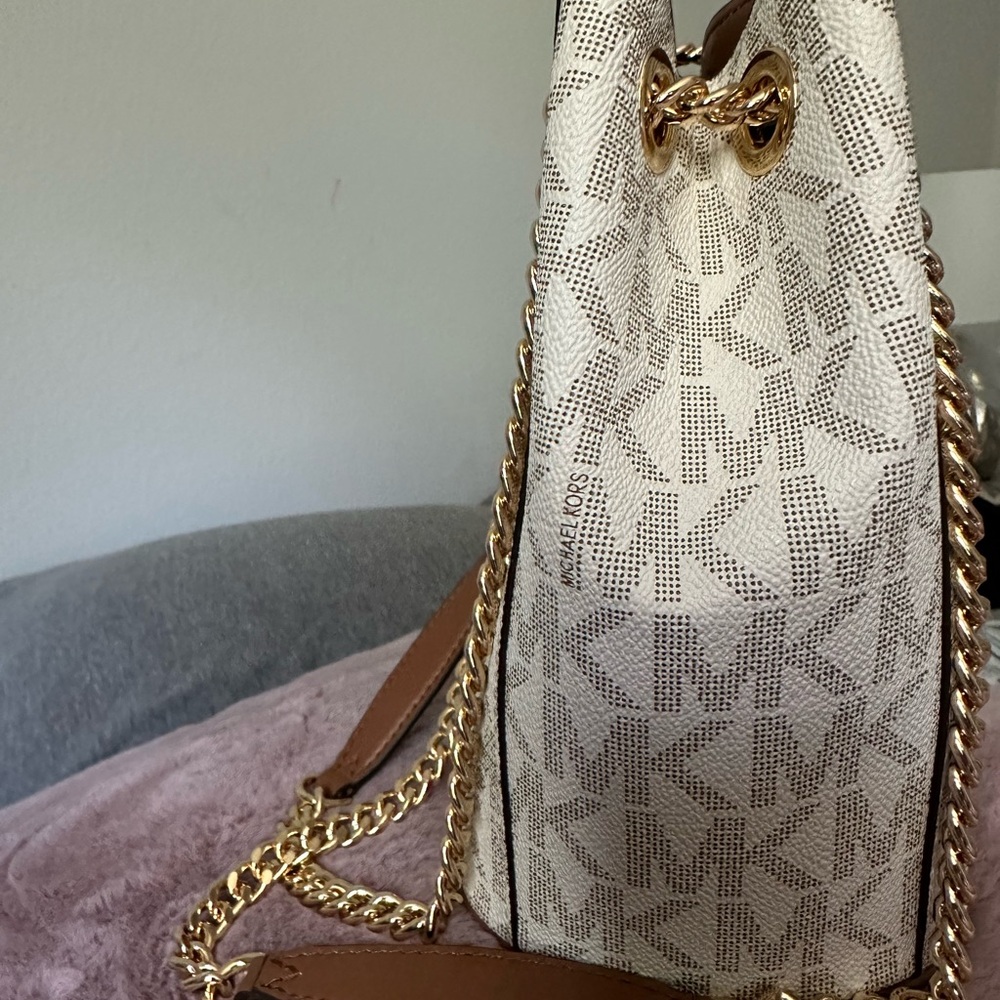 โฌ๏ธ โฌ๏ธ NWT Michael Kors SAMIRA Vanilla MD Chain Bucket Bag โฌ๏ธ โฌ๏ธ - Picture 4 of 5